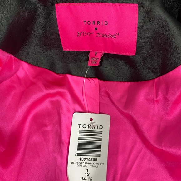 TORRID x BETSEY JOHNSON Leopard Trim Studded Faux Leather Jacket Black Size 1X - Picture 10 of 16
